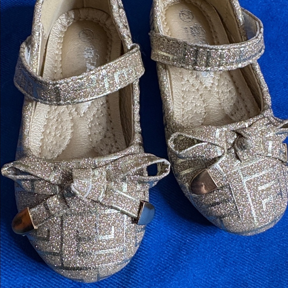 ⭐️ NWOT- Gold Glittery Kids Shoes- size 21 - Picture 3 of 8